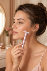 Mujer aplicandose el dispositivo facial Nelvia en la mejilla
